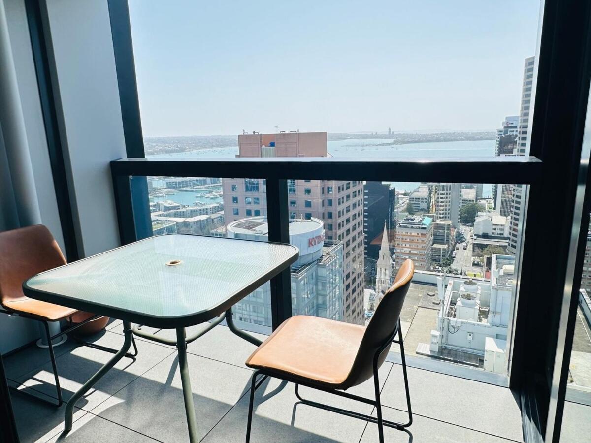 Spacious Magnificent Sea Views Front Of Sky Tower Apartment *